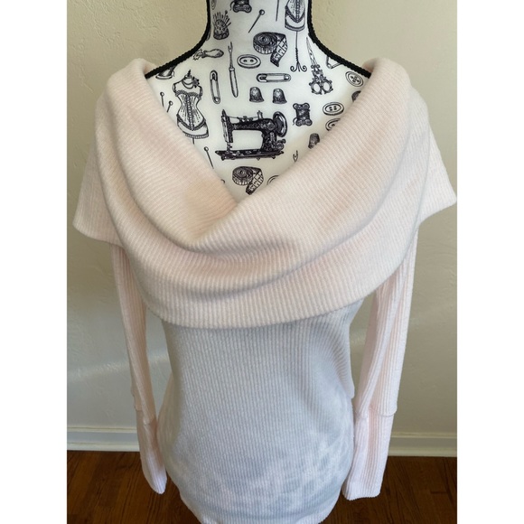 Elegant Off-Shoulder Ribbed Knit Top - Picture 3 of 10